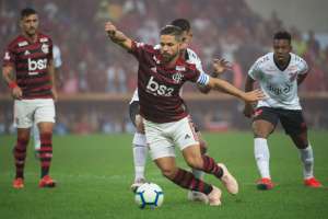 Alvo de protesto, camisa 10 entra em conflito com torcedores do Flamengo no aeroporto