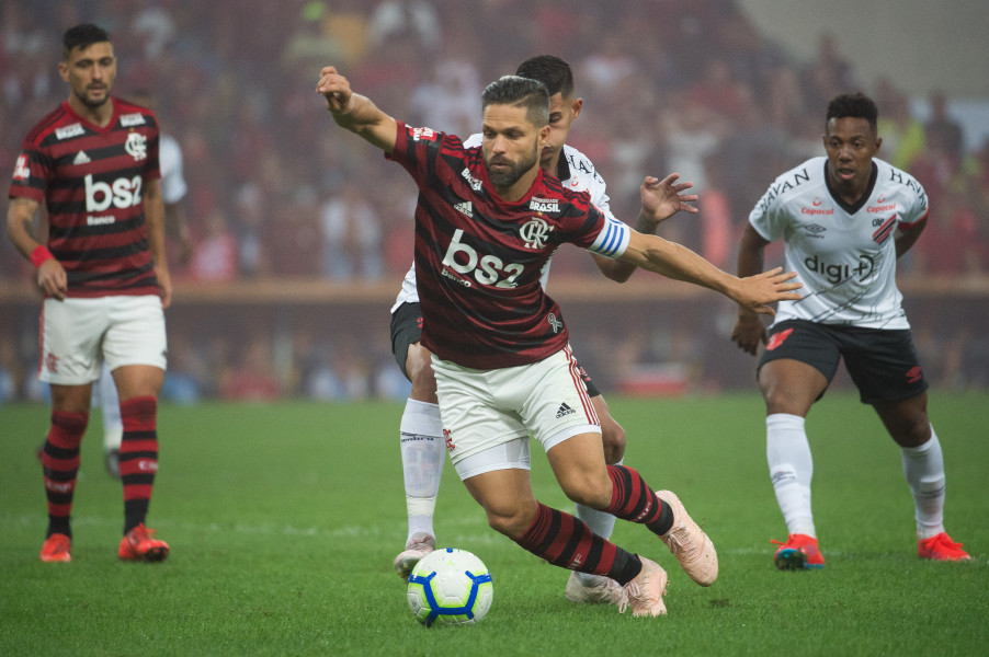 Alvo de protesto, camisa 10 entra em conflito com torcedores do Flamengo no aeroporto