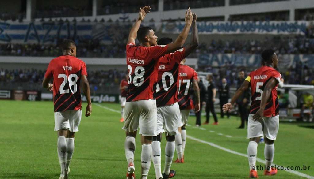 Jogadores do Athletico-PR comemoram o gol marcado por Tonny Anderson (Foto: Miguel Locatelli/Site oficial)