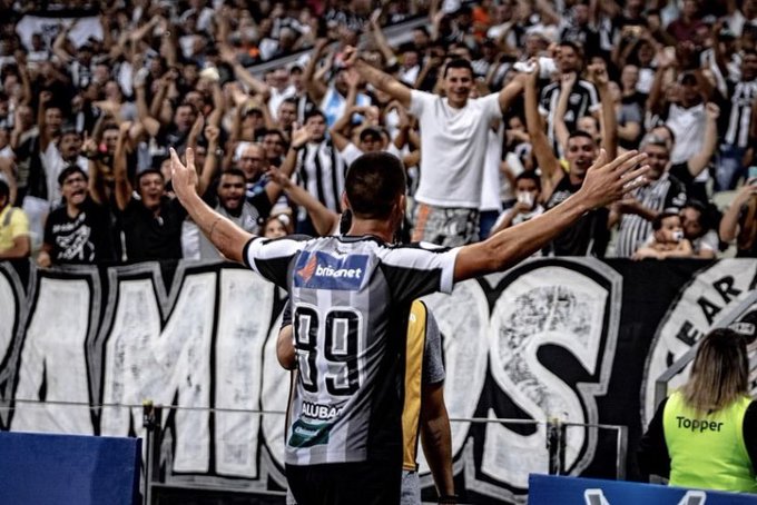 Ceará encerrou invencibilidade de 33 jogos do Palmeiras no Brasileirão.