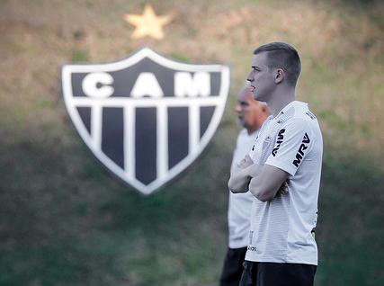 O volante Adílson, do Atlético-MG, informou que iria se aposentar por causa de problema cardíaco