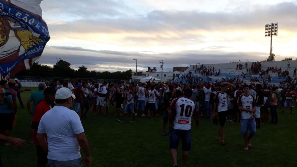 Jogadores e torcedores da Jacuipense-BA comemoram vitória sobre o Floresta-CE pela Série D e acesso à Série C (Foto: Kilmer Campos) - Kilmer Campos