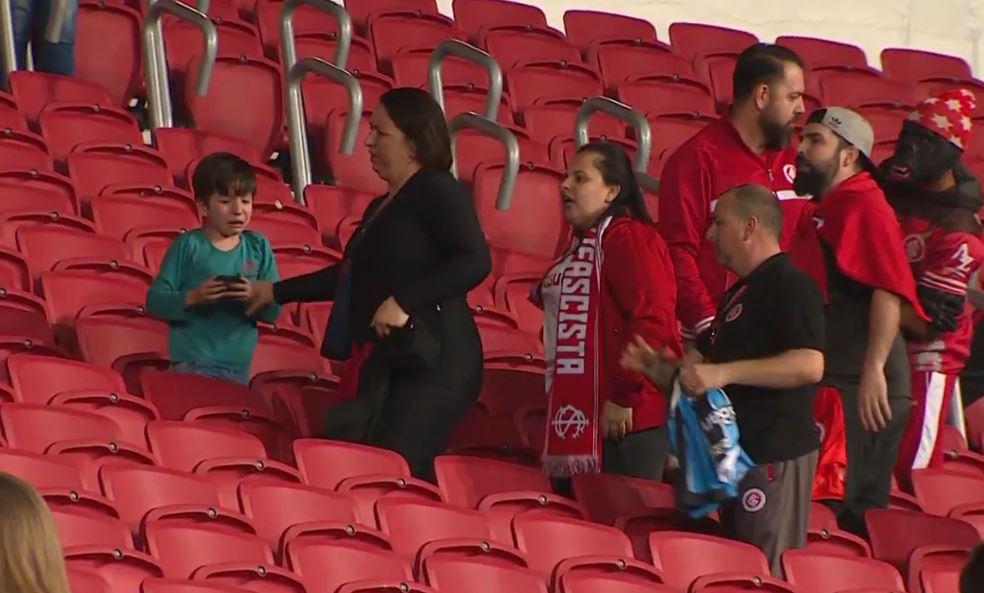 Mãe e filho gremistas foram alvo da revolta de torcedores colorados no clássico