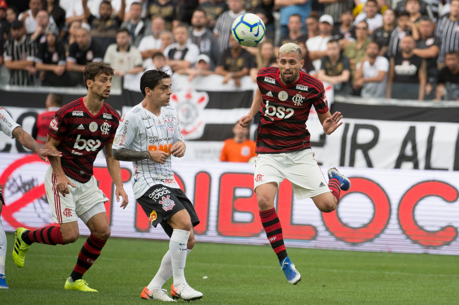Jogadores corintianos lamentam gol sofrido no fim contra o Flamengo