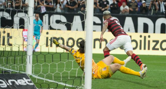VAR demorou 6 minutos para validar gol do Flamengo