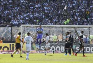 Goleiro vê Vasco melhor após parada e crê em bom resultado contra o líder