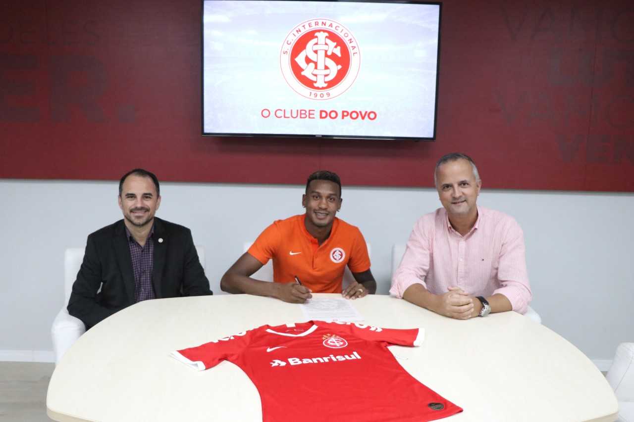 Internacional renova contrato com ex-Corinthians até dezembro de 2022