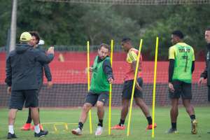 Fla confirma Everton Ribeiro e Vitinho fora de jogo; atacante terá joelho operado