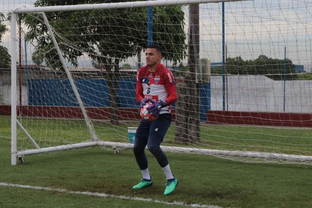Felipe Alves foi o cara do Fortaleza