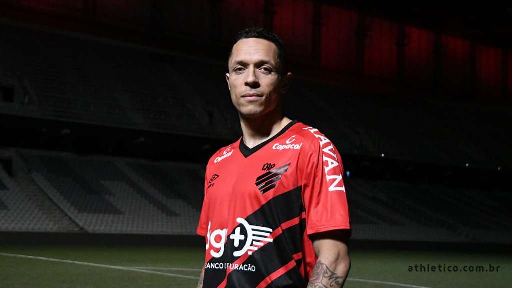 Athletico-PR anuncia contratação do lateral Adriano