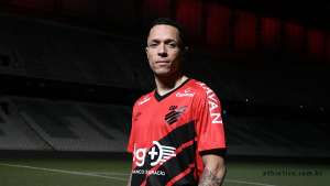 Athletico-PR anuncia contratação do lateral ex-Barcelona