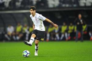 Corinthians desiste de tentar emprestar Araos e dará nova chance ao chileno