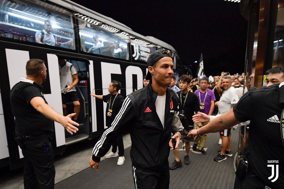 Torcedor invade gramado na China e Cristiano Ronaldo salta em segurança. VÍDEO!