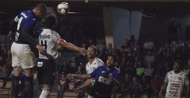 Guilherme Mattis ameaçou pelo alto. Foto: Neto Bovino