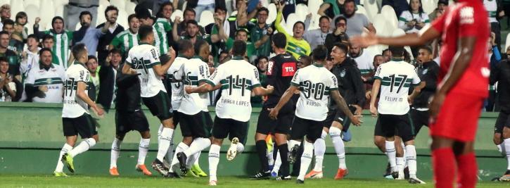 Coritiba festeja outra vitória em casa
