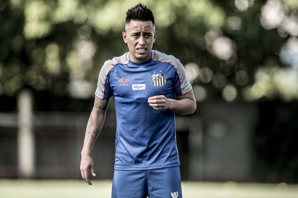 Cueva retorna do Peru e voltará a treinar pelo Santos nesta quarta