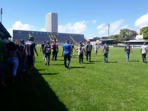 Série C: Torcedores do Remo cobram jogadores no gramado após treino