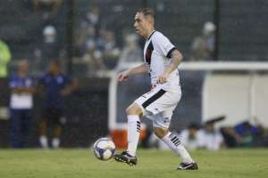 Ex-Corinthians treina entre os titulares no Vasco e atacante é operado