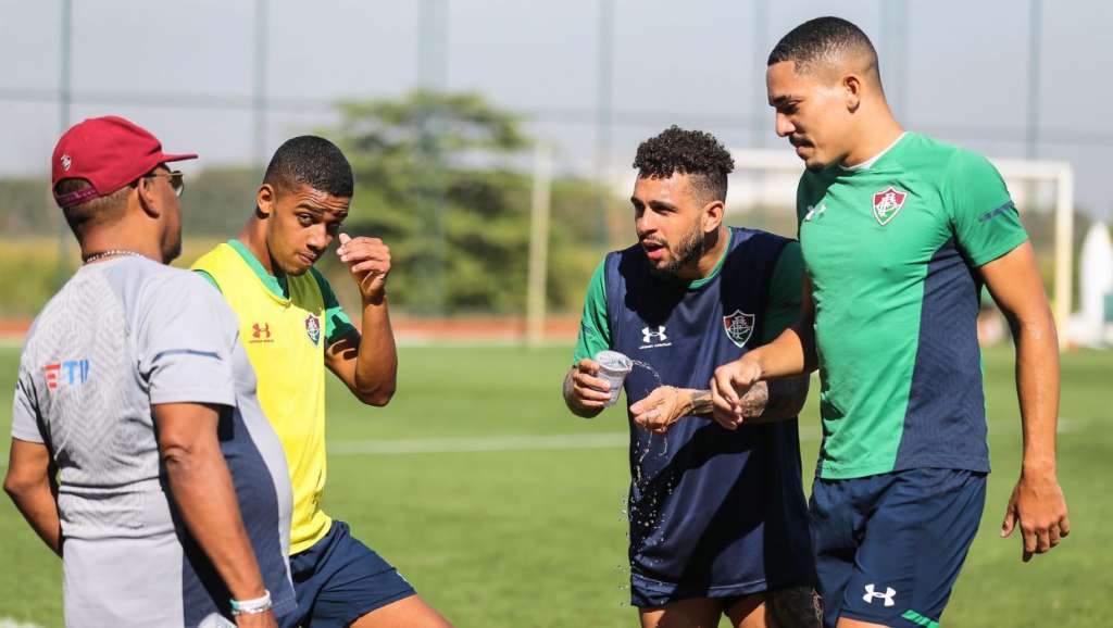 Wellington Nem (ao centro) está liberado para reestrear pelo Fluminense