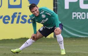 Raphael Veiga quer esquecer sequência ruim do Palmeiras e pede foco no Vasco
