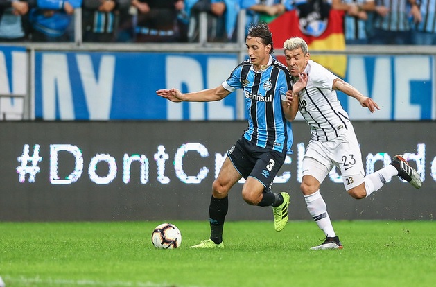 O zagueiro Pedro Geromel foi expulso no início do segundo tempo após entrada dura