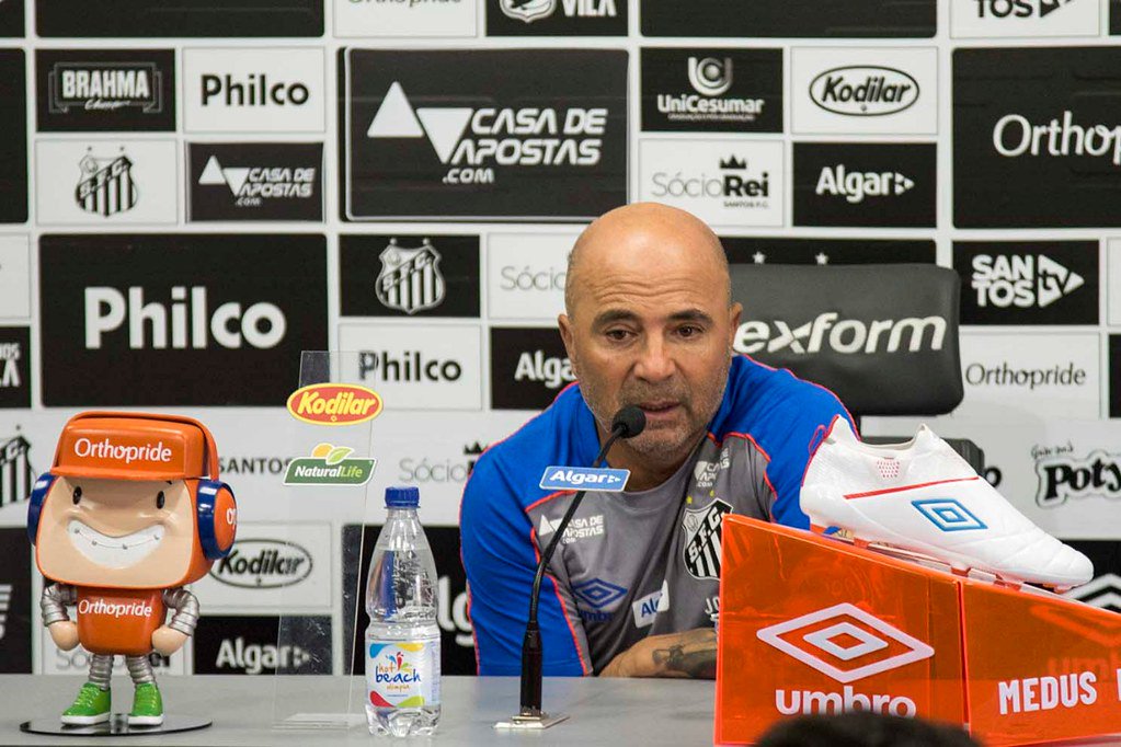 Sampaoli critica diretoria do Santos por indefinição com renovação de zagueiro