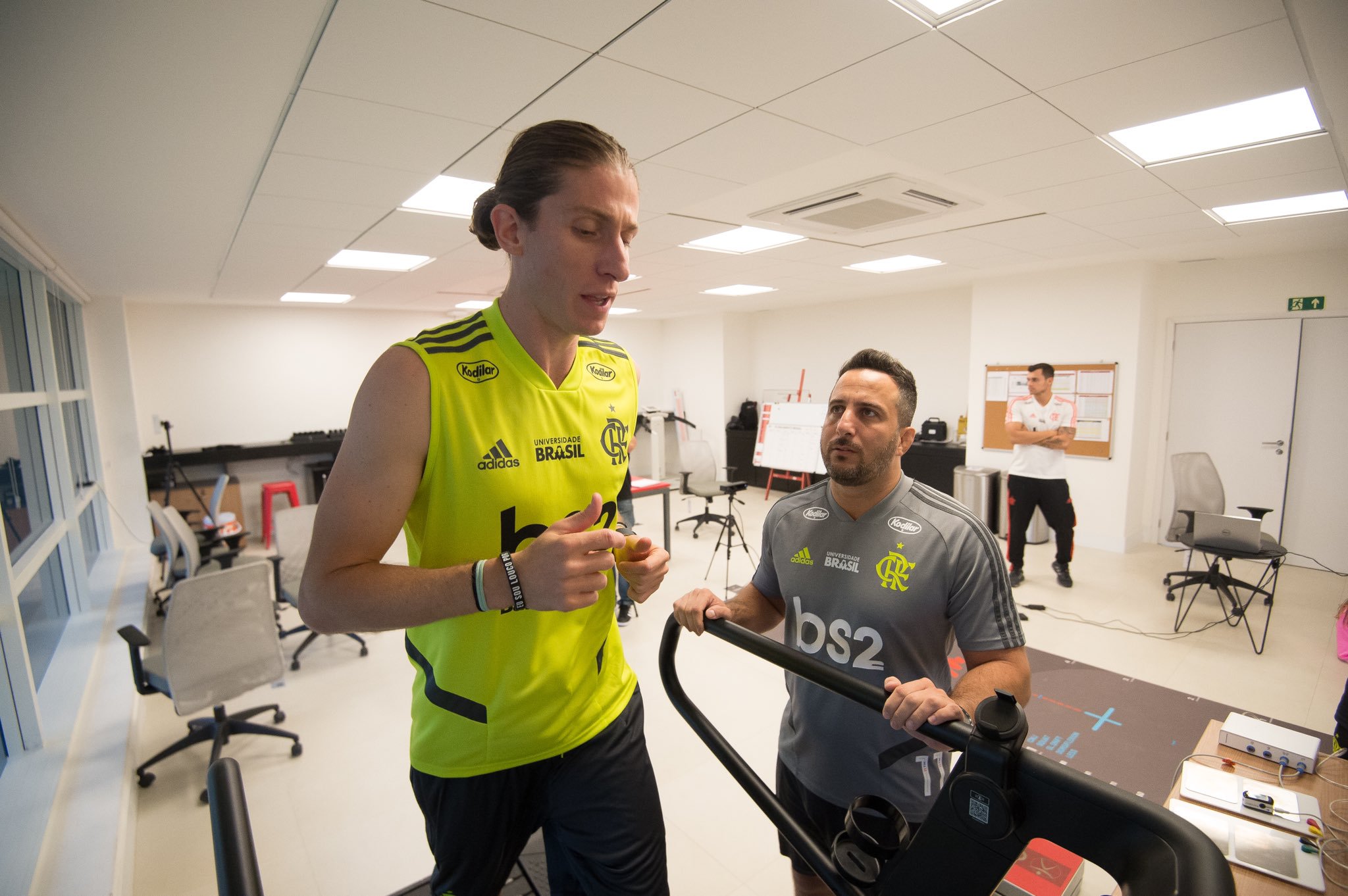 Apresentado, lateral da Seleção pensa grande no Flamengo: ‘Tem que estar em 1º lugar’
