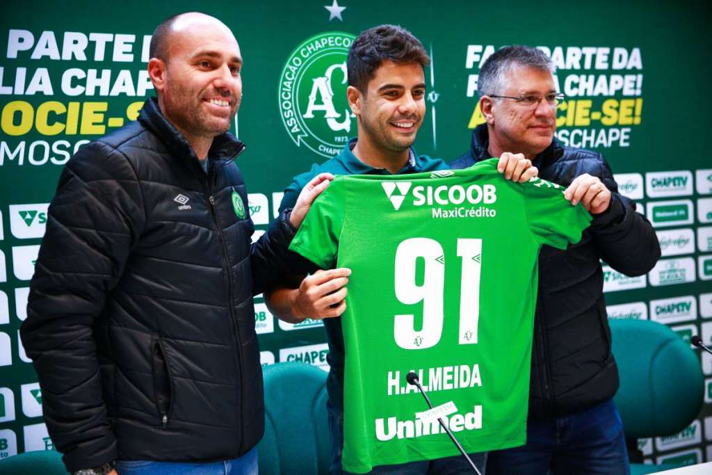 O atacante Henrique Almeida está regularizado e pode fazer sua estreia (Foto: Márcio Cunha/Chapecoense)