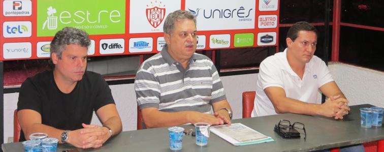 Rodrigues entre Pegoraro e Mosca. Foto: Bruno Freitas