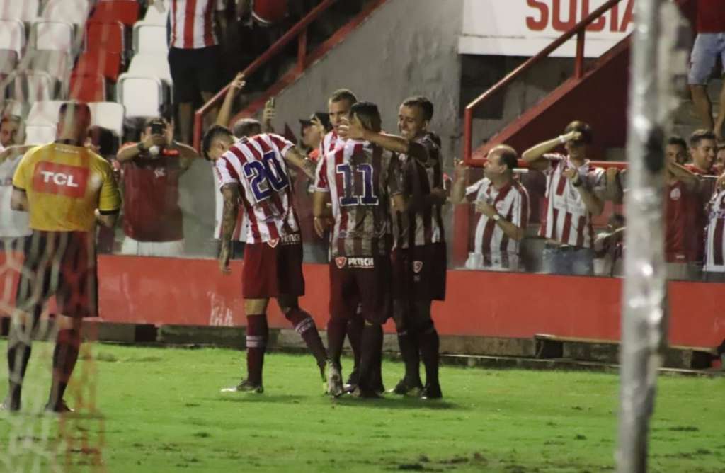 Jogadores do Náutico comemoram o gol marcado por Matheus Carvalho já no fim da partida