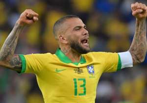 Daniel Alves se oferece a clube brasileiro: 