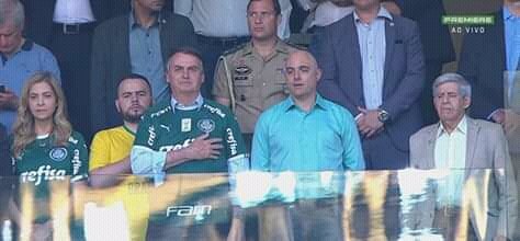 Acompanhado por crianças, Bolsonaro é vaiado no Allianz Parque