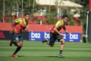 Jovem de apenas 17 anos treina com os profissionais e passa a ser opção no Flamengo