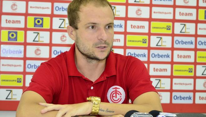 Time de ex-ídolo do Guarani se beneficia com resultados e está perto do acesso em SC