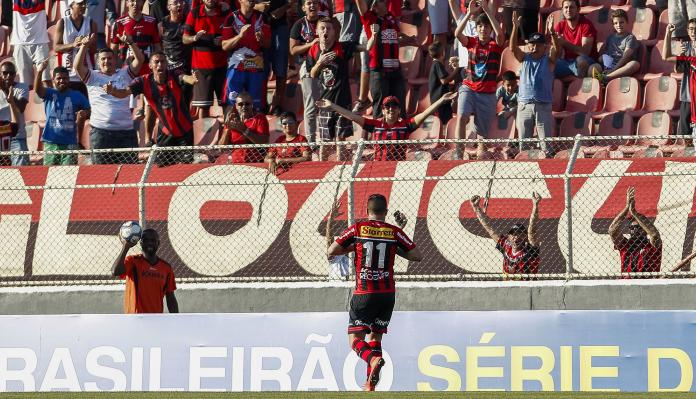 Claudinho comemora gol com torcida do Ituano. foto: Miguel Schincariol