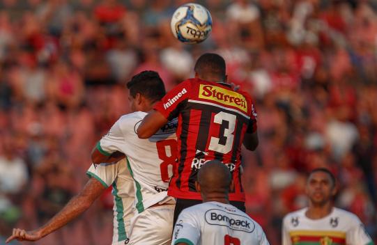 Mateus (3) fez segundo gol de cabeça. Foto: Miguel Schincariol