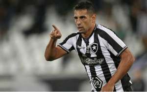 Diego Souza critica arbitragem e exalta postura do Botafogo após derrota