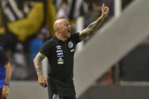 Novo líder do campeonato, Sampaoli exalta estrangeiros do elenco santista