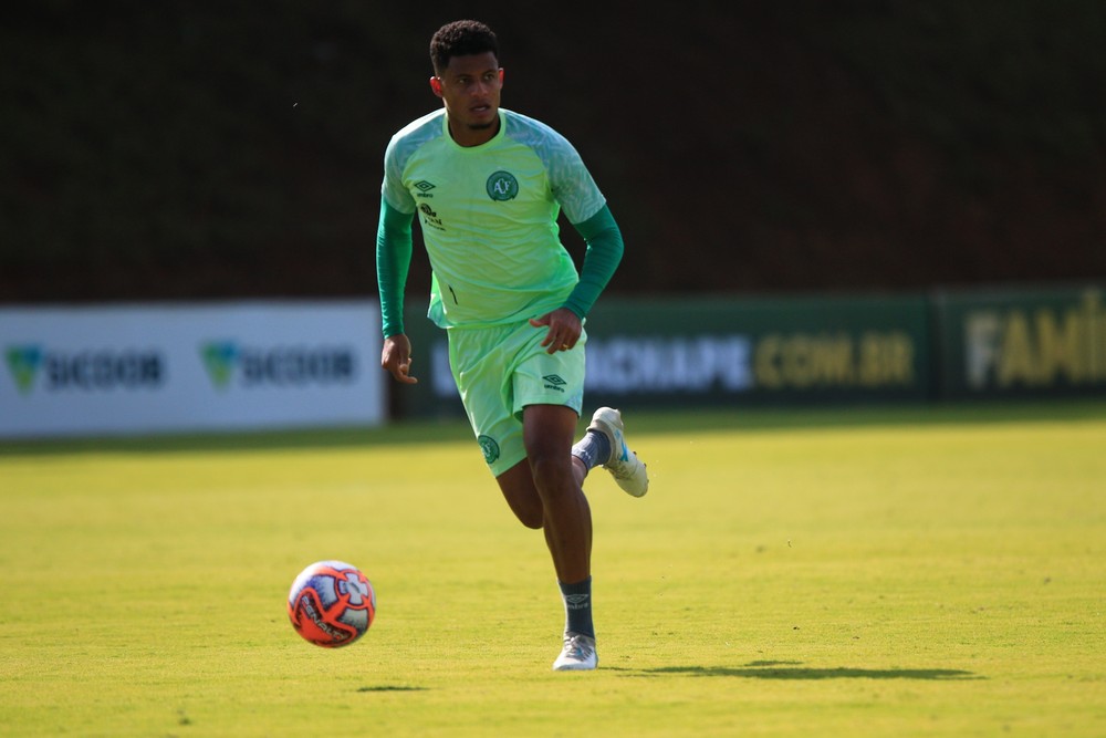 Sem espaço em time do Brasileirão, zagueiro acerta com o São Bento