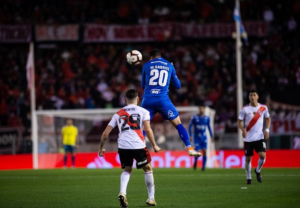 Meia pede Cruzeiro “sólido na zaga e bem contundente” contra River