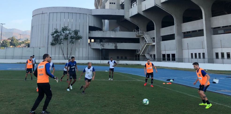 Direção do Botafogo paga dois salários em julho e quita parte da dívida com time