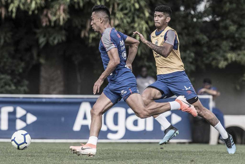 Uribe amplia jejum de centroavantes santistas e perde vaga para improvisado Sasha