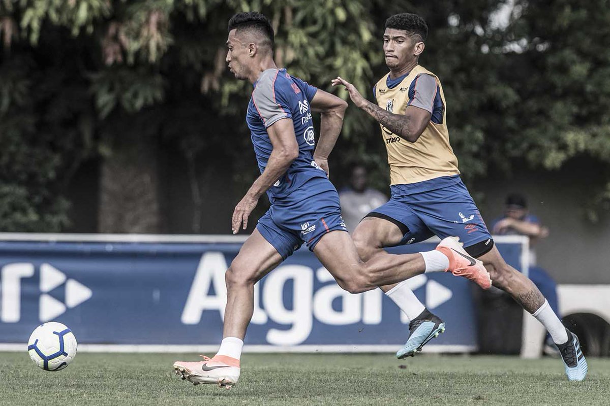 Uribe amplia jejum de centroavantes santistas e perde vaga para improvisado Sasha