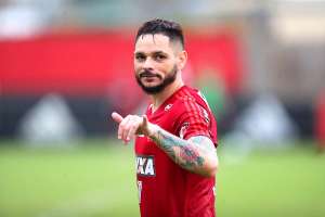 Santos e São Paulo 'brigam' por lateral-direito do Flamengo