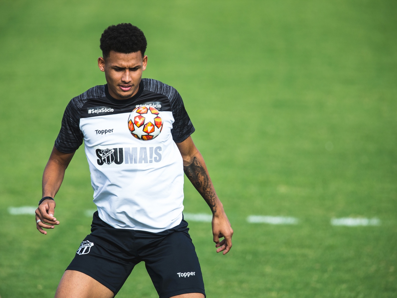 Atacante do Ceará ajuda morador de rua, ‘bomba na web’ e afirma: ‘Minha obrigação’