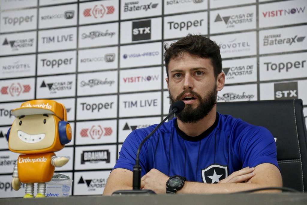 João Paulo pede equilíbrio para Botafogo encerrar jejum e avançar na quarta