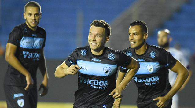 Dagoberto comandou vitória do Londrina