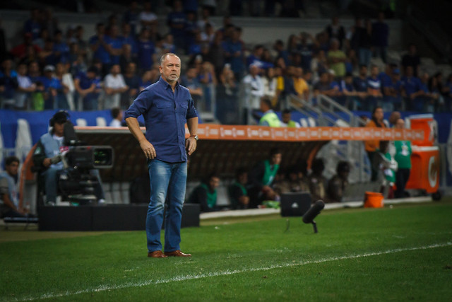 Há seis jogos sem gols e fora da Libertadores, Cruzeiro tem estilo de Mano criticado