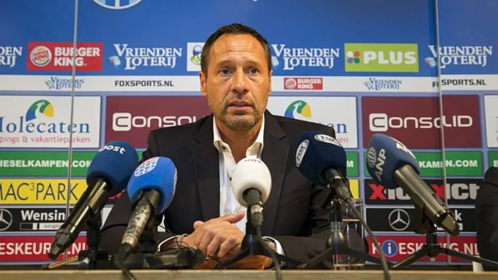 Grécia demite técnico e contrata ex-jogador campeão da Eurocopa de 1988