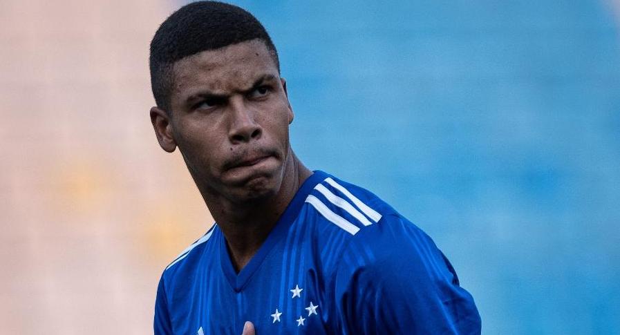 Clube da Série B renova com zagueiro e coloca multa de R$ 330 milhões